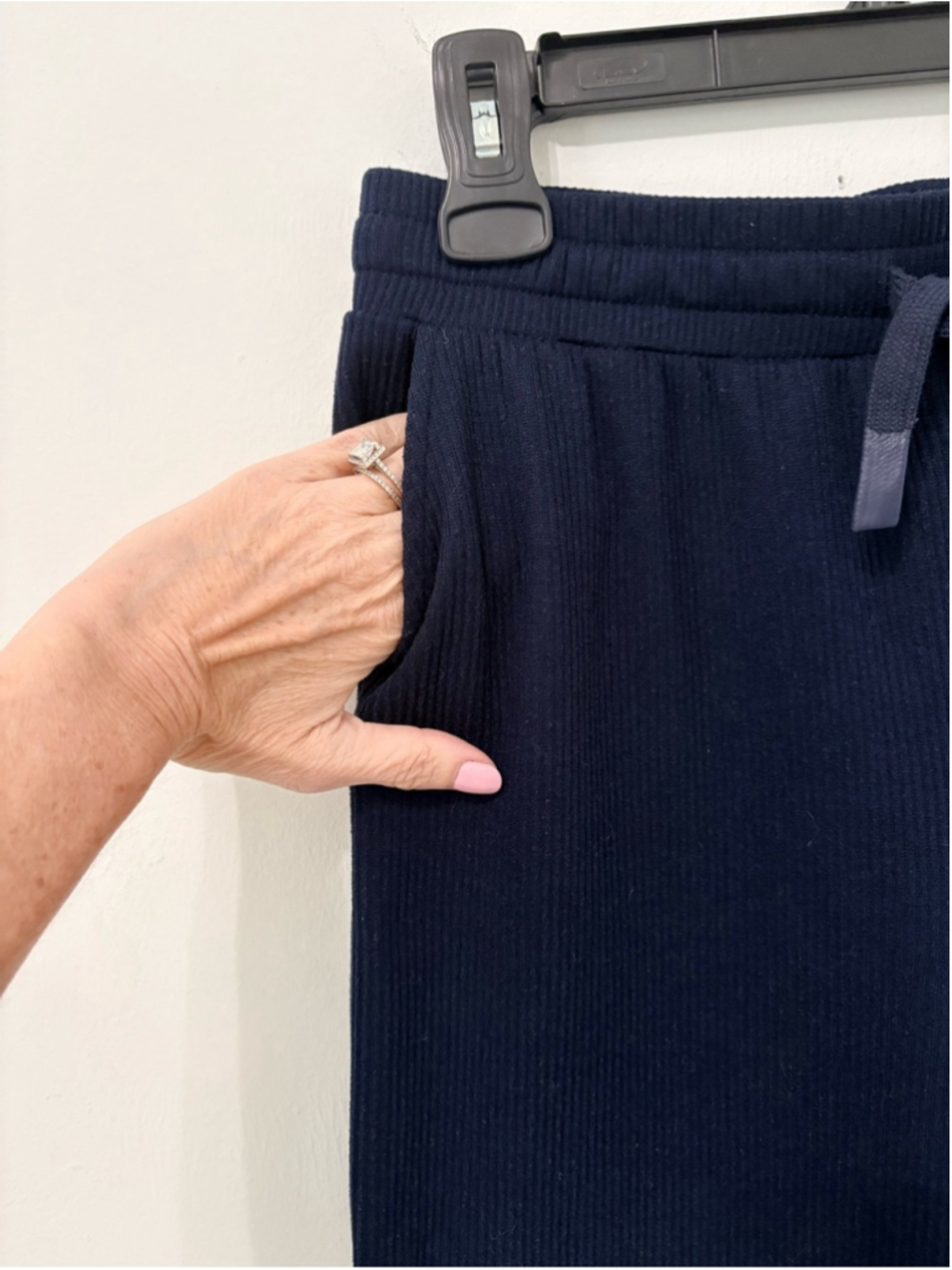 Alo Yoga Muse Sweatpants Sz M Navy EUC - Picture 5 of 10